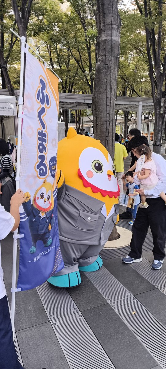 KazukiHaneda's tweet photo. もう完全に選挙活動さながらのゆるキャラ達。暫定1位だったさかいさんだーのスタッフの方がさいたま市のゆるキャラブースに挨拶がてら「陣営すごいですね。何人もスタッフがいて」と話していたのを横で聞いていて。
そりゃ、開催地で市の職員のシティセールス課だからお金だけはかけられ��けど控え目に言って他のブースと営業力や元気さは負けてる。
ハネダの立場上いくら使ったか、市の職員はどの程度投票したか、ヌゥがこれで1位取れなかったら色々追求したくなる😅