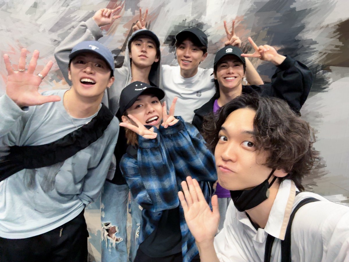 kengouhata's tweet photo. ･
再演の最終稽古でございました😭
やっぱり皆で考えて創っては壊しては創っての日々って、楽しくて、幸せで、溜まりませんね🫶 ワクワクフィーバーでした🥂

今日は美味しいもんいっぱいだーべよっ🍽️ https://t.co/N7v39rH19p