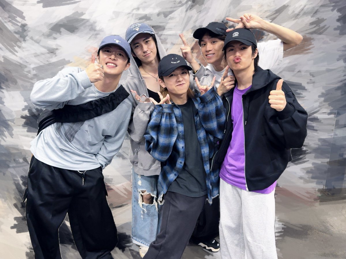kengouhata's tweet photo. ･
再演の最終稽古でございました😭
やっぱり皆で考えて創っては壊しては創っての日々って、楽しくて、幸せで、溜まりませんね🫶 ワクワクフィーバーでした🥂

今日は美味しいもんいっぱいだーべよっ🍽️ https://t.co/N7v39rH19p