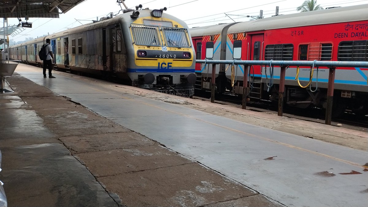 titusperis's tweet photo. 10107 Madgaon Mangalore Central MEMU Express arriving at Mangalore Junction #indianrailways #konkanrailway #southwesternrailway #mangalore #MEMU https://t.co/XedMtrtU7y