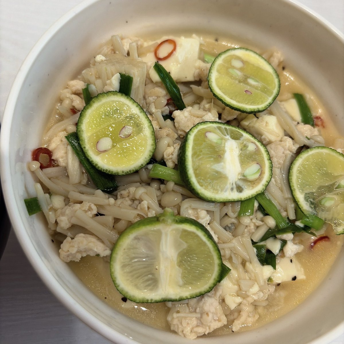 hukurupon's tweet photo. ふと出てきて少し違うもの入れてるけど美味しすぎるしあっさりで毎日食べたいくらい。こういうの毎日食べてたら絶対痩せる‼️のに秋は芋スイーツでてきて誘惑たくさん。 https://t.co/xXuR5RuS53