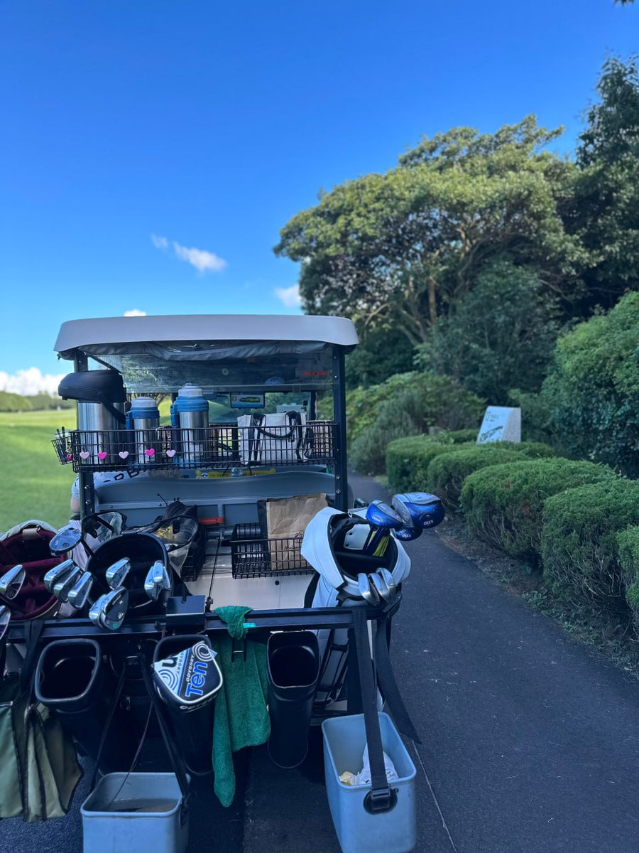 Rubencsxdyr0lr's tweet photo. 風車がゆっくり回り、ゴルフコースと自然が見事に調和している。写真を撮るだけでも絵になるね。 https://t.co/ABHnIyEz8L