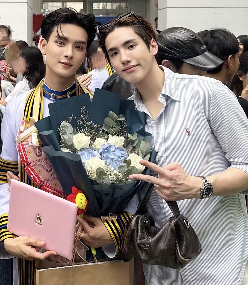 feidayring's tweet photo. สุดหล่อของชั้น ㅜㅜ รักพี่ขุน น้องภู 🥺 ถ่ายรูปยังไงให้เหมือนถ่ายแบบ prada เนี่ย รักเลย ขอเป็นแม่พวกฮีตลอดไป 😽🤘🏻🤘🏻 https://t.co/niCd17StXS