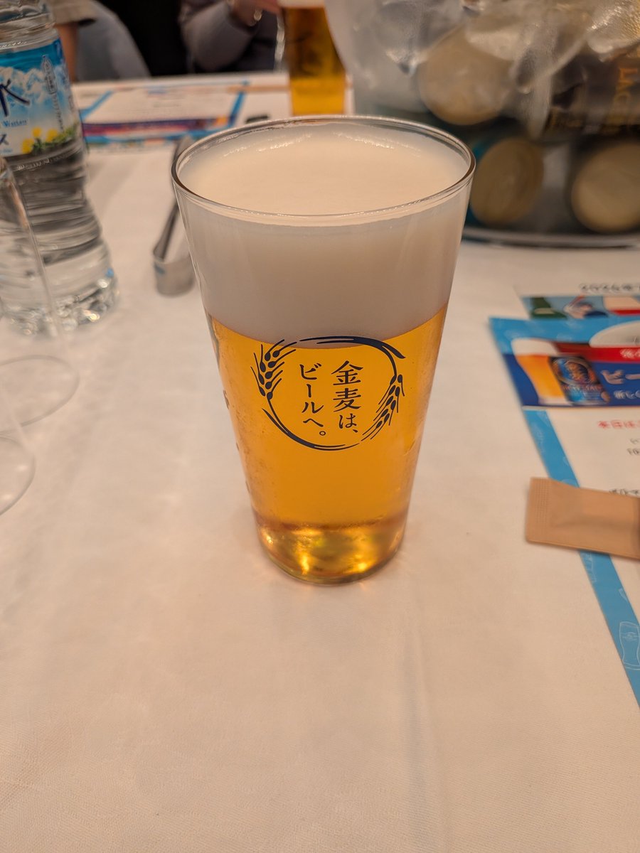 KIKU03418942's tweet photo. 「ビールの金麦」体験会へ🍻早め到着もすでに大勢！席につくと即ウェルカムドリンクの粋な演出。苦味マイルドで飲みやすい味わいをじっくり確認。開発チームから酒税改定後も日常使いできる価格帯を目指した熱い想いを聞けました。 https://t.co/mUQALsFGzG
