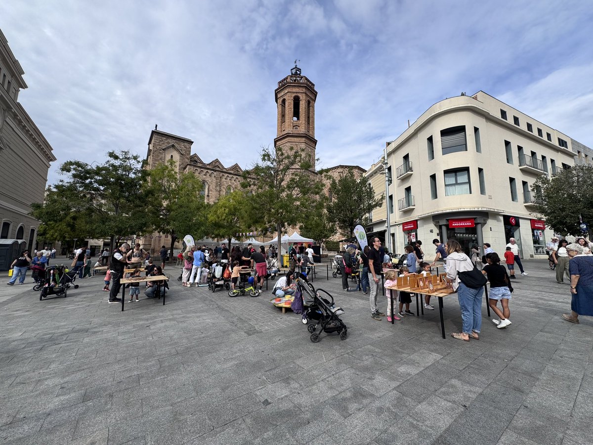 Aj_Sabadell's tweet photo. 🌍 Comença el Mescla’t!
🎪 Avui la plaça del Doctor Robert s’omple d’activitats!
🎭 Un vintena de propostes per gaudir en família
💜 Una jornada per difondre el diàleg, la convivència, el respecte, la solidaritat i la cultura de la pau
#Sabadell #MesclatSBD26 https://t.co/rkMg5Khri8