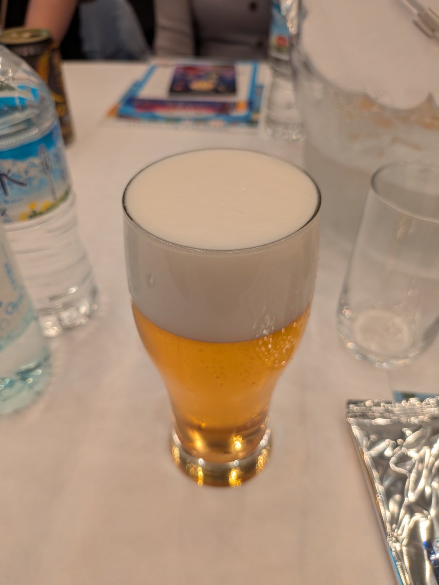 KIKU03418942's tweet photo. 「ビールの金麦」体験会へ🍻早め到着もすでに大勢！席につくと即ウェルカムドリンクの粋な演出。苦味マイルドで飲みやすい味わいをじっくり確認。開発チームから酒税改定後も日常使いできる価格帯を目指した熱い想いを聞けました。 https://t.co/mUQALsFGzG