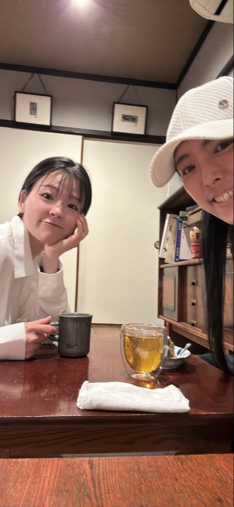 Haruna_54's tweet photo. めぐが会いにきてくれました✨✨✨
嬉しすぎたー☺️❣️❣️久しぶり！！
もう英語ペラペラみたいよ、かっこいい‼️

どこから撮っても家感すごいカフェでw
あったかい烏龍茶をいただいていっぱい喋ってきた☺️
たのしかった、ありがとう😊 https://t.co/qm9B0hFuUw