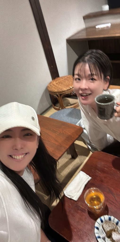 Haruna_54's tweet photo. めぐが会いにきてくれました✨✨✨
嬉しすぎたー☺️❣️❣️久しぶり！！
もう英語ペラペラみたいよ、かっこいい‼️

どこから撮っても家感すごいカフェでw
あったかい烏龍茶をいただいていっぱい喋ってきた☺️
たのしかった、ありがとう😊 https://t.co/qm9B0hFuUw