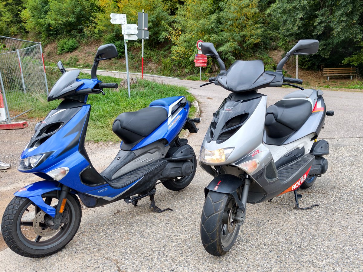 Willleee's tweet photo. Legendäre Aprilia DiTech. Einmal die Morini-Version von 2001 (blau) und daneben die Piaggio von 2004. Bester und stärkster 2‑Takter-50er-Roller ever. Direkteinspritzung macht Leistung. #Aprilia #DiTech https://t.co/pP7LBBU5PH