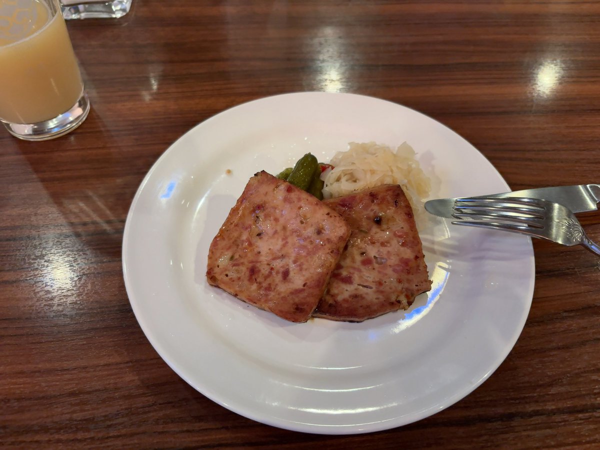 Visdon's tweet photo. 11と7とFleischkäse
Fleischkäseは見た目ミートローフだけどぎゅっと肉の旨み詰まってて美味しい https://t.co/EZn3AZylzJ