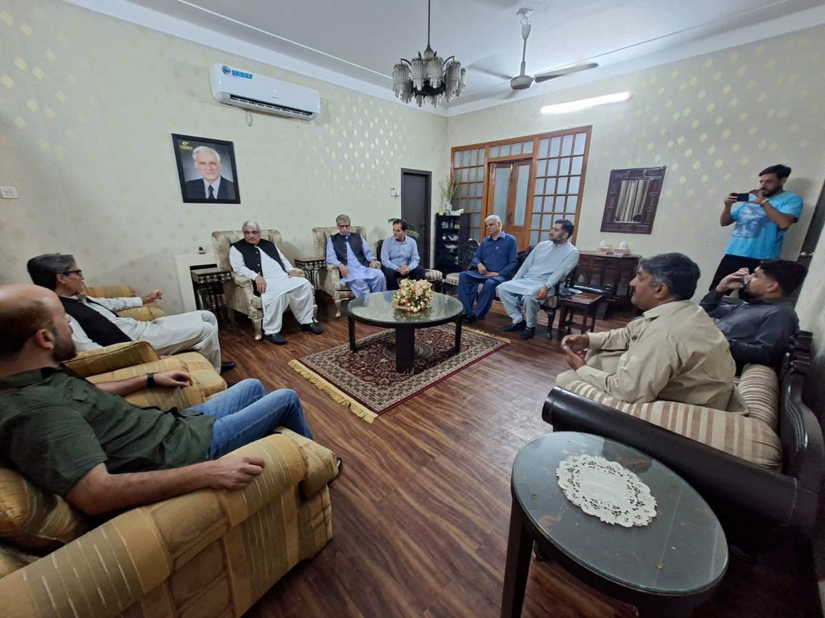 Raashidbvirk's tweet photo. صوبائی وزیر صحت خواجہ سلمان رفیق صاحب کی ورک ہاؤس آمد،
مرحوم ایم این اے محمود بشیر ورک کے انتقال پر انکے بیٹے (امیدوار این اے 77) راشد بشیر ورک سے اظہار تعزیت۔
@SalmanRafiquePK #NA77 #Gujranwala #PMLN https://t.co/dpsndxT8k8