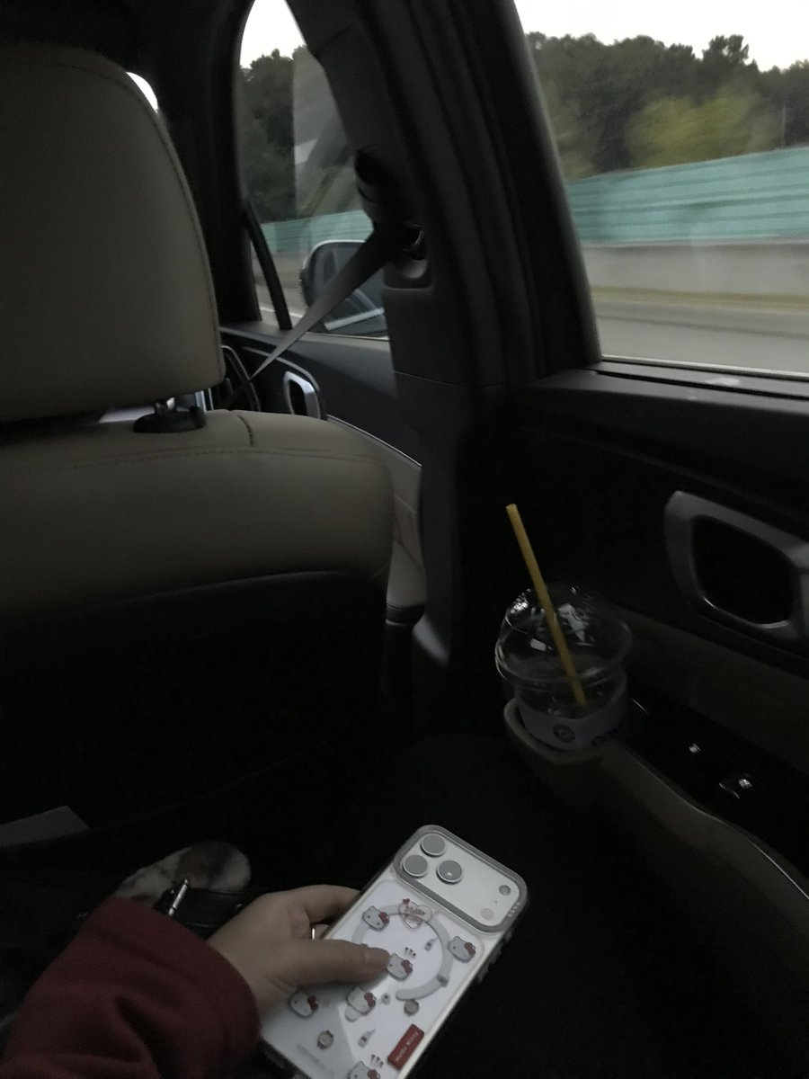 still_cozy's tweet photo. 나 그냥 평생 엄빠가 운전하는 차 뒷자리에서
경치구경하는 삶 살고시퍼 https://t.co/L7zFxbMKu7