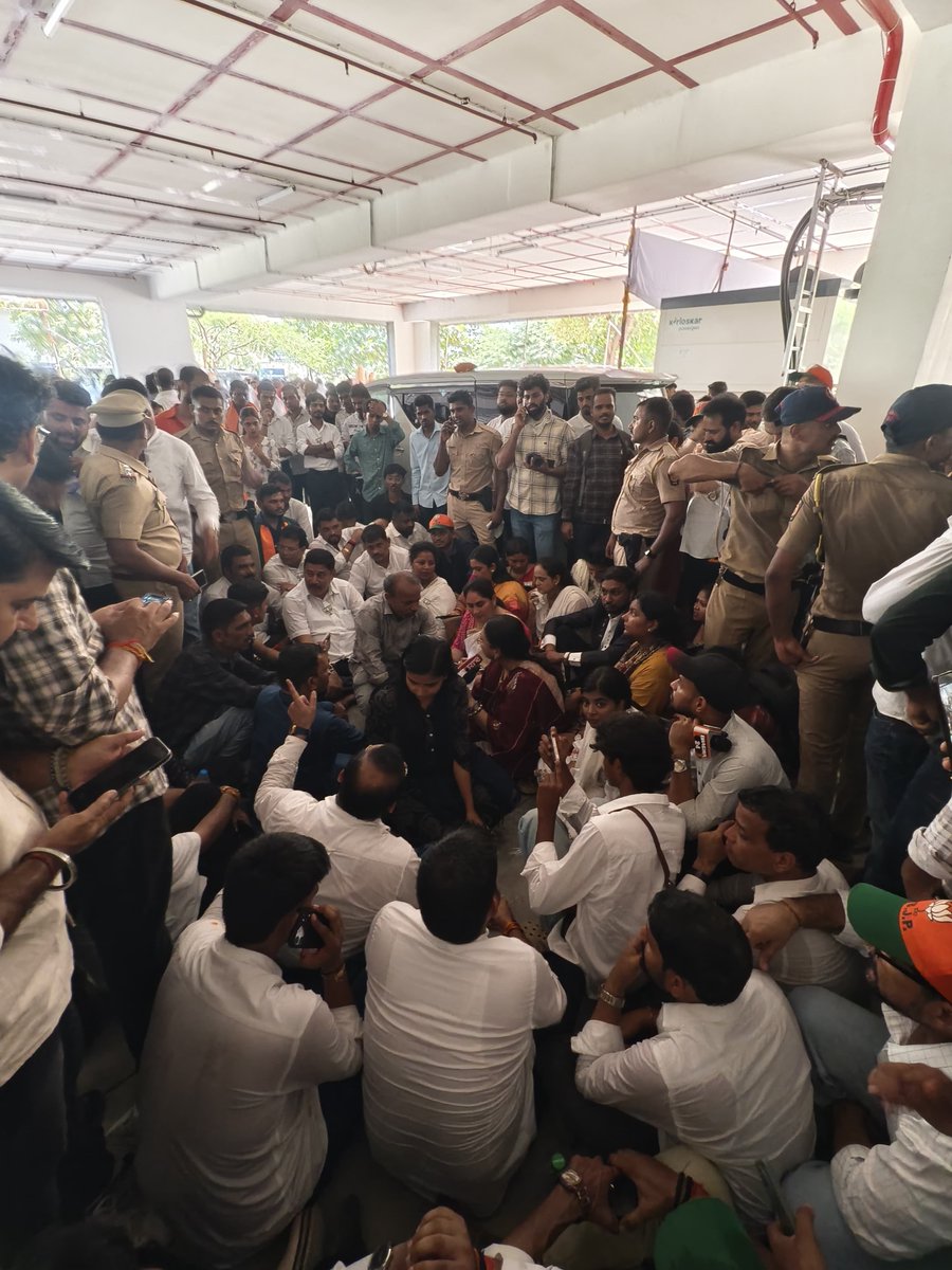 AdarshKudre's tweet photo. जनते च्या पैशाने बांधलेली क्रिडा संकुल, जनतेला लोकार्पण करण्या ऐवजी लोकनेते वाढदिवसाची भेट म्हणून देताय.
१२वर्ष झाले तरीही अर्धवट बांधकाम असलेली वास्तू च उद्घाटन ते ही माजी आमदारा हाती कसा या करिता भाजप चे विरोध.
लोक प्रतिनिधी जमिनी वर बसून शांत रीती विरोध कसा होतो ते दाखवताना. https://t.co/gH0nYrw7X4