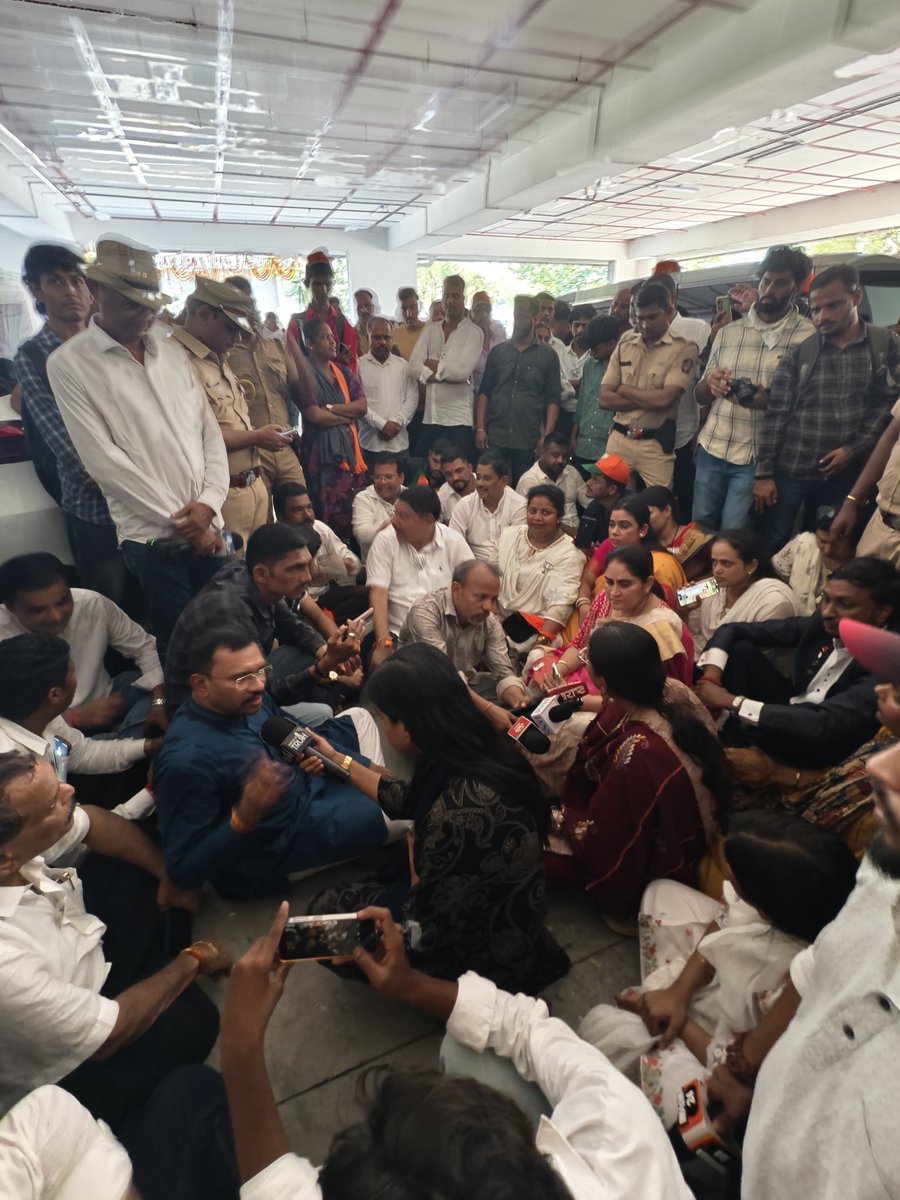 AdarshKudre's tweet photo. जनते च्या पैशाने बांधलेली क्रिडा संकुल, जनतेला लोकार्पण करण्या ऐवजी लोकनेते वाढदिवसाची भेट म्हणून देताय.
१२वर्ष झाले तरीही अर्धवट बांधकाम असलेली वास्तू च उद्घाटन ते ही माजी आमदारा हाती कसा या करिता भाजप चे विरोध.
लोक प्रतिनिधी जमिनी वर बसून शांत रीती विरोध कसा होतो ते दाखवताना. https://t.co/gH0nYrw7X4