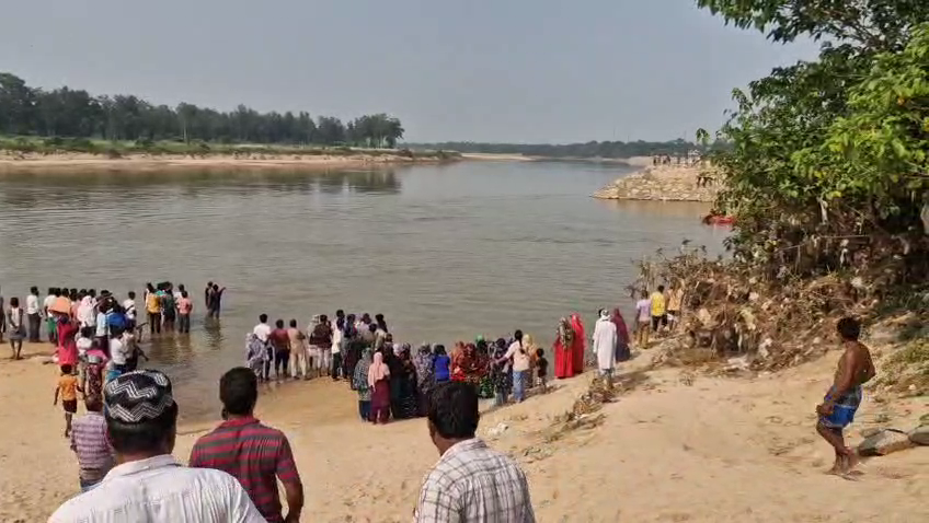 otvkhabar's tweet photo. #ସୁବର୍ଣ୍ଣରେଖାରେ_ଭାସିଗଲେ_୨_ନାବାଳକ
-ଜଳେଶ୍ୱର: ସୁବର୍ଣ୍ଣରେଖା ନଦୀରେ ଭାସିଗଲେ ୨ ନାବାଳକ
-ରାଜପୁର ନିକଟ ସୁବର୍ଣ୍ଣରେଖା ନଦୀରେ ଗାଧୋଇବାକୁ ଯାଇ ଭାସିଗଲେ
-ଉଭୟଙ୍କୁ ଖୋଜୁଛନ୍ତି ଅଗ୍ନିଶମ ବାହିନୀ ଓ ସ୍ଥାନୀୟ ଲୋକେ
#Subarnarekha #Jaleswar #MissingMinors #RescueSearch #OTV https://t.co/dWgwbB3Mfe