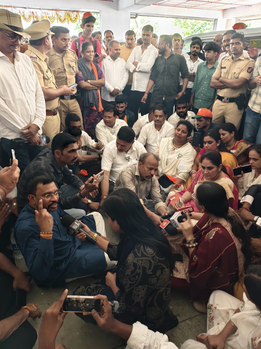AdarshKudre's tweet photo. जनते च्या पैशाने बांधलेली क्रिडा संकुल, जनतेला लोकार्पण करण्या ऐवजी लोकनेते वाढदिवसाची भेट म्हणून देताय.
१२वर्ष झाले तरीही अर्धवट बांधकाम असलेली वास्तू च उद्घाटन ते ही माजी आमदारा हाती कसा या करिता भाजप चे विरोध.
लोक प्रतिनिधी जमिनी वर बसून शांत रीती विरोध कसा होतो ते दाखवताना. https://t.co/gH0nYrw7X4
