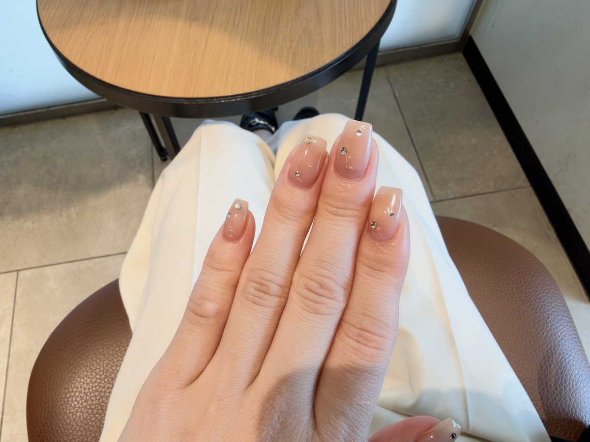h1c7hn's tweet photo. new nail💅🏻
このデザインお気に入りで2回目。前撮りのネイルもこれにしようかな🤔
クリアだけじゃなくてブラウンのストーンも入れるのがポイント🤎 https://t.co/8olnNcmbdr