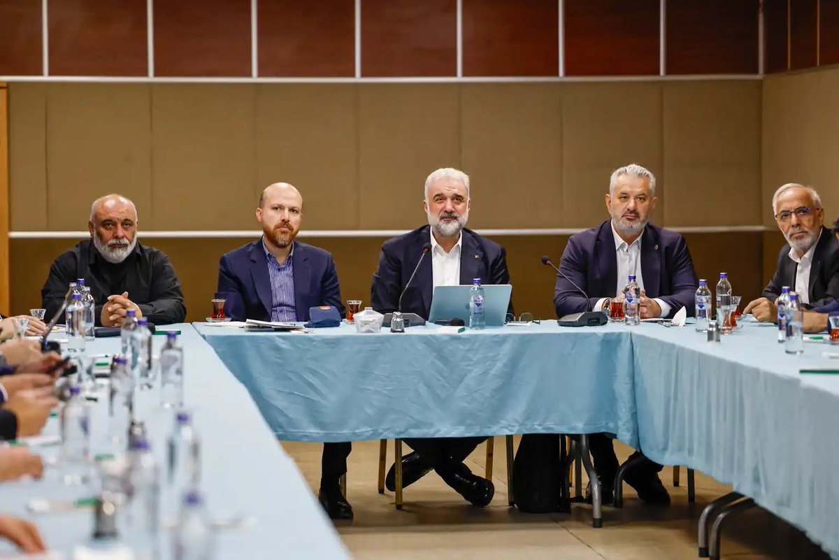 osmannnurika's tweet photo. Filistin’e Destek Platformu olarak aylık istişare ve değerlendirme toplantımızı İHH Genel Merkezi’nde gerçekleştirdik.

Gazze’de süren soykırım ve işgal karşısında yürüttüğümüz çalışmaları, önümüzdeki dönemin gündemini ve Filistin için sivil toplumun ortak hareket imkânlarını değerlendirdik.

Toplantımıza katılarak kıymetli görüş ve katkılarını paylaşan İlim Yayma Vakfı Mütevelli Heyet Başkanı Sayın Bilal Erdoğan’a, İstanbul Milletvekilimiz ve Türkiye-Filistin Parlamentolar Arası Dostluk Grubu Başkanı Sayın Hasan Turan’a ve tüm paydaşlarımıza teşekkür ediyorum.

Nazik ev sahiplikleri için İHH Genel Başkanı Sayın Bülent Yıldırım’a ve İHH ailesine de teşekkür ediyorum.🇵🇸

@destekfilistine
@hasanturantr
@BYildirim_IHH