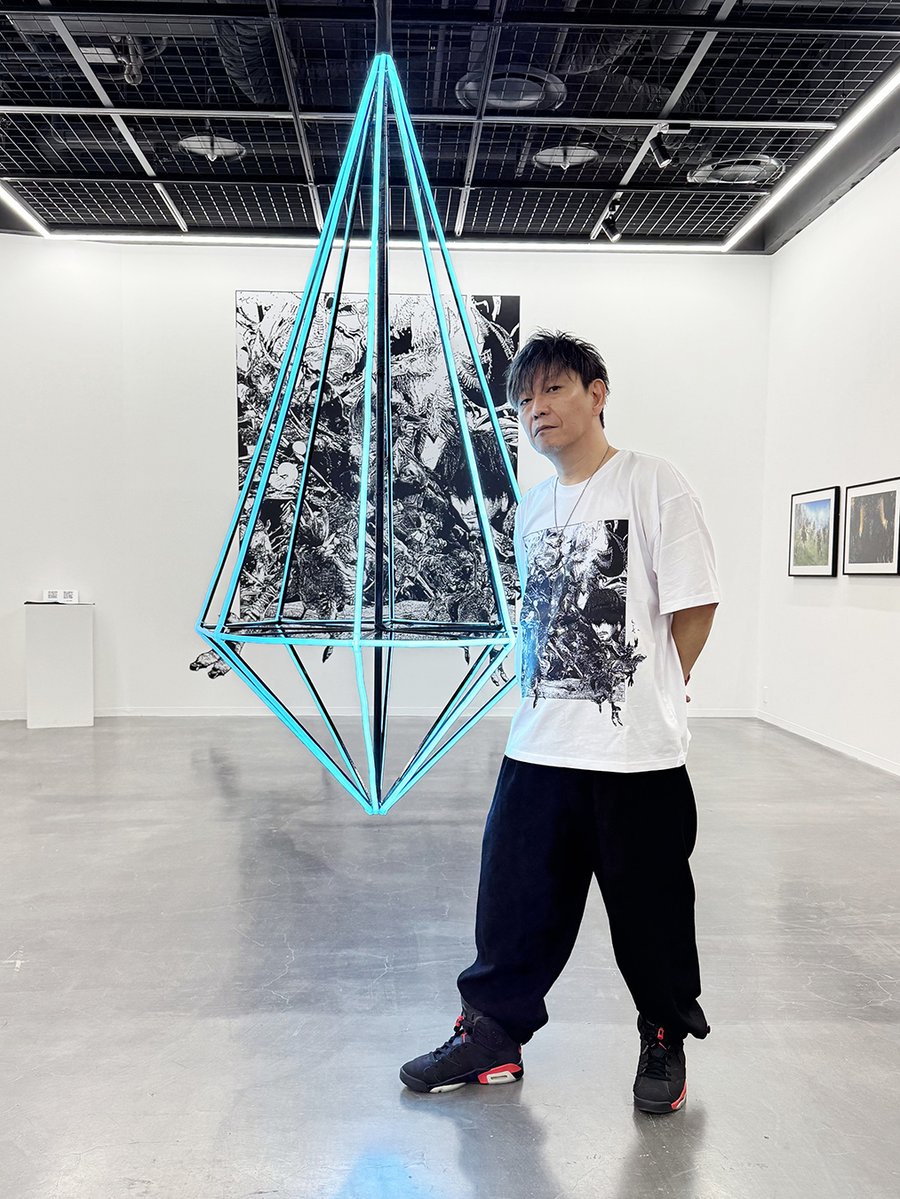 DieselART's tweet photo. 『ファイナルファンタジーXIV』プロデューサー兼ディレクターの吉田直樹さんが、DIESEL × FINAL FANTASY XIV “BRAVE”展にご来場！

@FF_XIV_JP  #FFXIV  #FF14 #DIESELARTGALLERY.  . https://t.co/paHtOynCQe