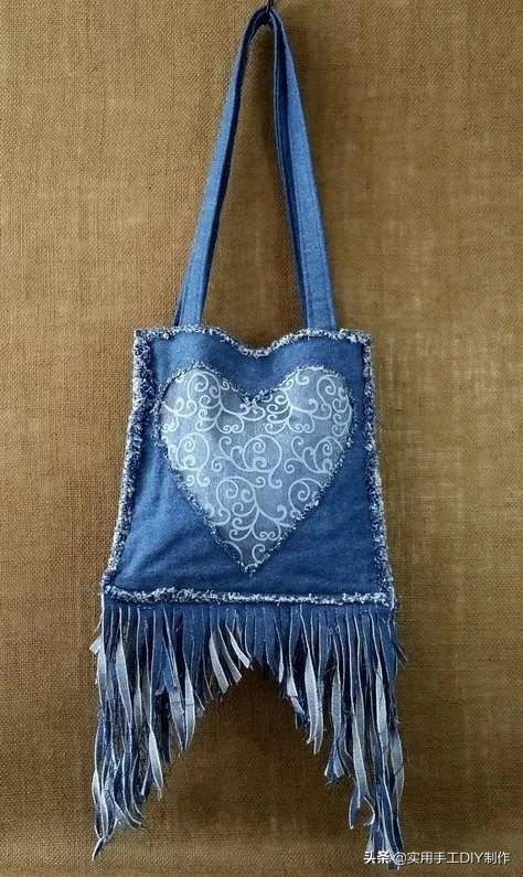 PatrickBoymtpk's tweet photo. Just finished weaving a cute fabric coaster from old denim! Repurposed materials + a little craft time = a perfect tiny home decor item https://t.co/AcdraYSaAA