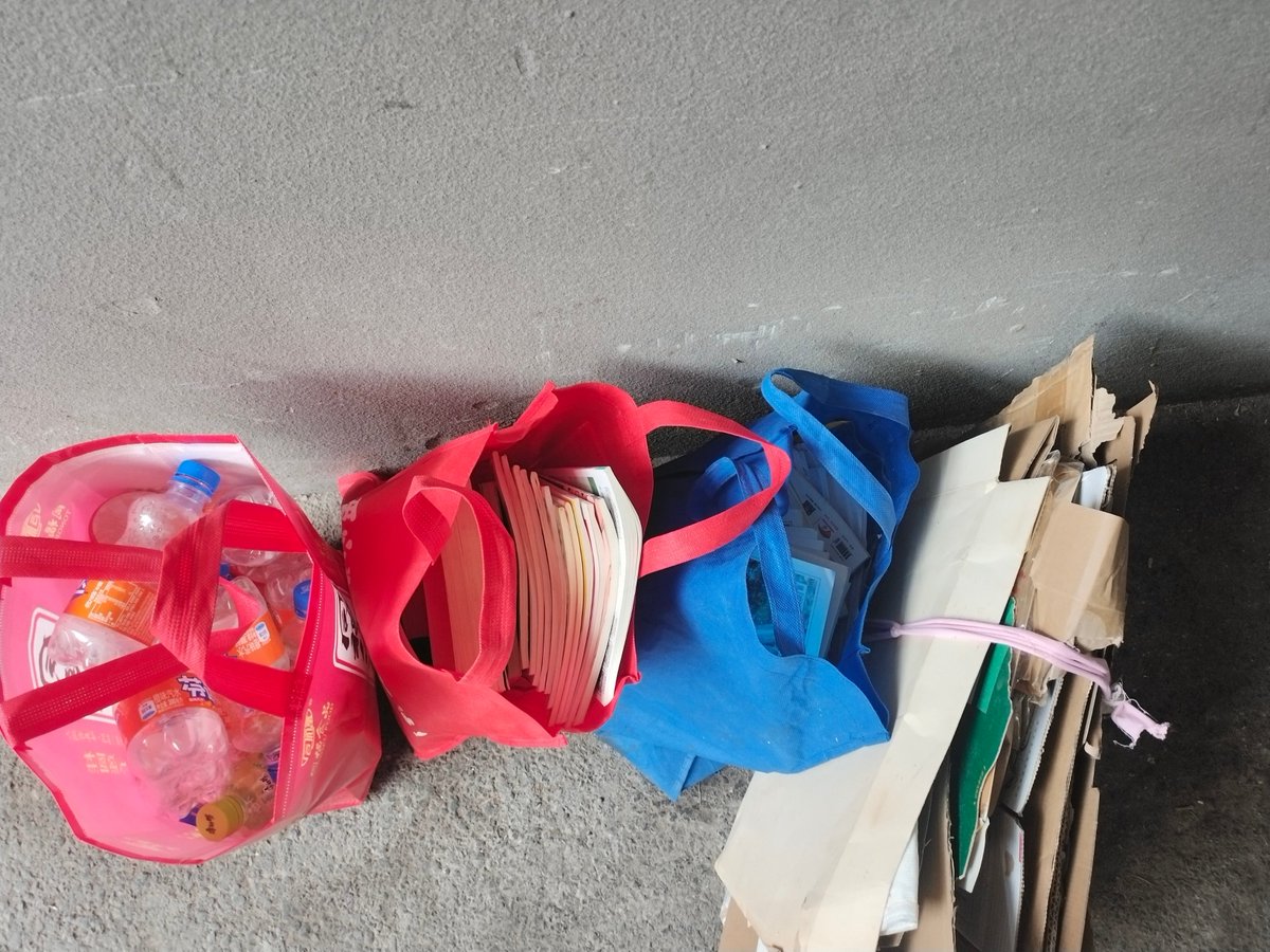 RoamBoulder8nn's tweet photo. Tackling old clutter Sort items into keep/donate/toss piles u0026 feel the calm that follows! Small steps = big wins for a tidier space. https://t.co/0R8YIGIZ7g