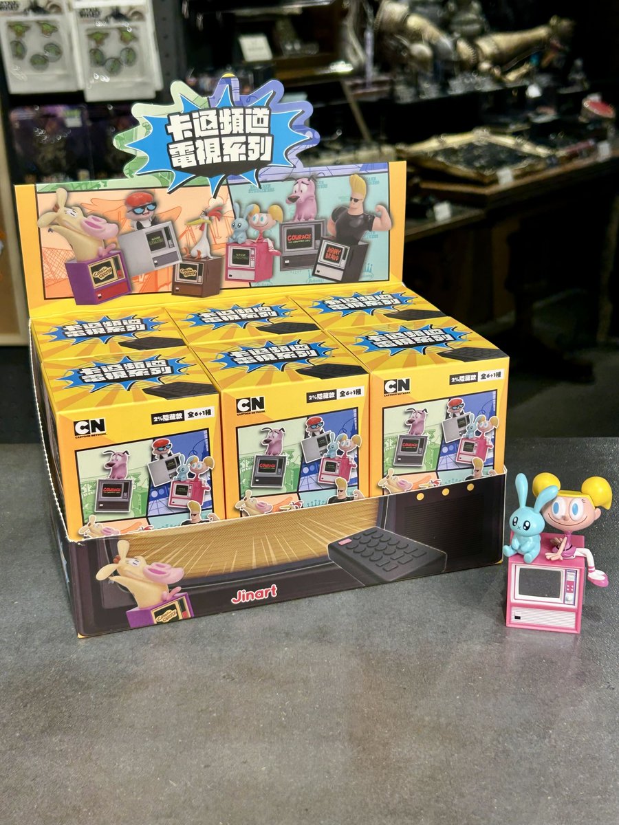 mamegyorai_jp's tweet photo. 【高円寺店情報】
Jinart(ジンアート)より「レトロカートゥーンTV」トレーディングフィギュアが入荷！
おくびょうなカーレッジくん、デクスターズラボ、カウ&amp;チキン、ジョニー・ブラボー。あの頃を彩るキャラが大集合！可愛らしいテレビにもご注目。
■1個￥1,210
■通販未入荷、高円寺店でのみ販売中 https://t.co/MQ5096D0J6