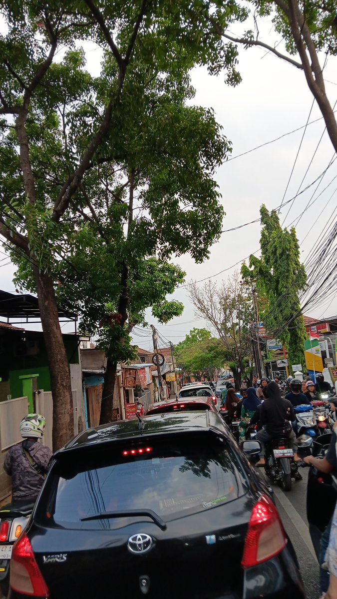 geeghaa's tweet photo. Baru bgt 200 meter keluar rmh, udh macet aja
Yg keluar dari Gagak jg banyak, ampe motor cuma segaris doang
Yg masuk lewat Sukaluyu jg banyak
Semuanyaaaa maceettttt
#LalinBdg @infobdg https://t.co/D7dyXqNkfX