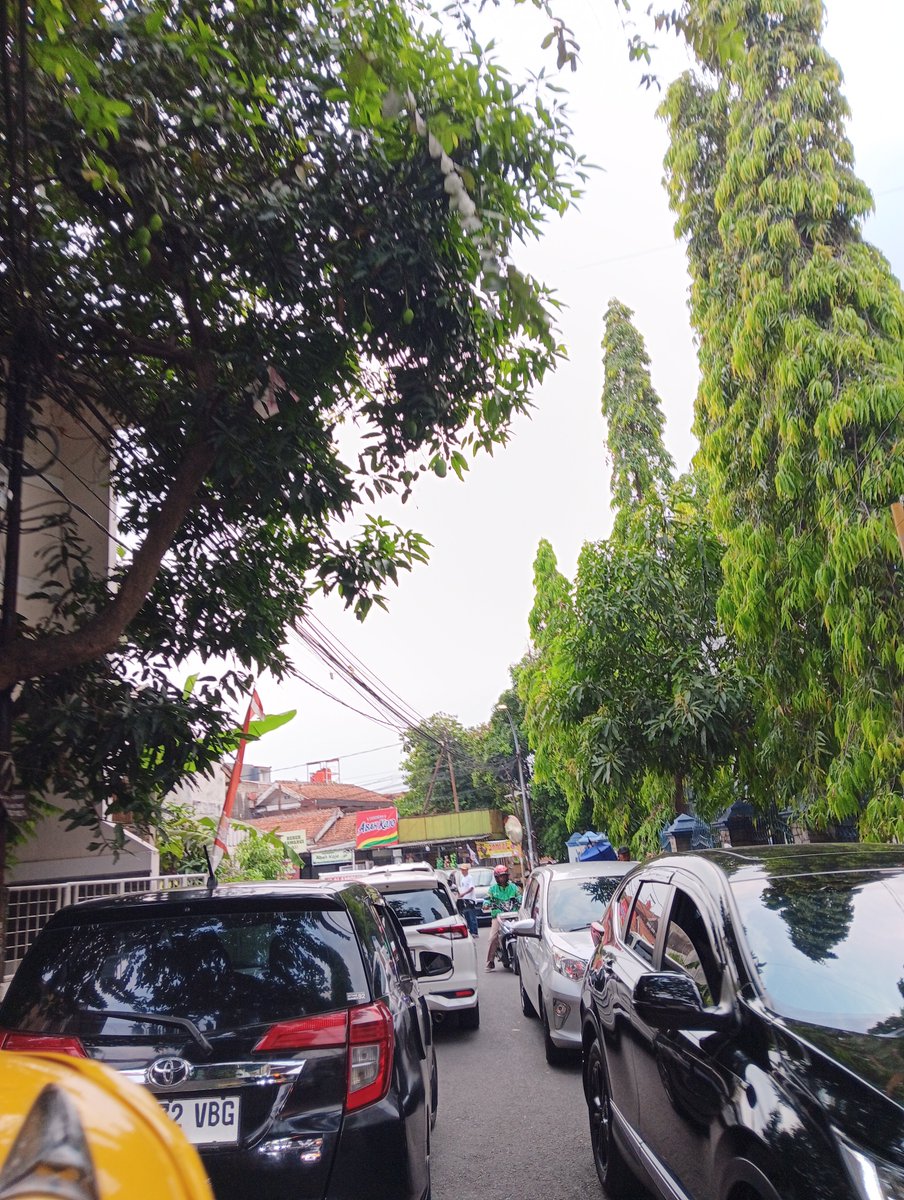 geeghaa's tweet photo. Baru bgt 200 meter keluar rmh, udh macet aja
Yg keluar dari Gagak jg banyak, ampe motor cuma segaris doang
Yg masuk lewat Sukaluyu jg banyak
Semuanyaaaa maceettttt
#LalinBdg @infobdg https://t.co/D7dyXqNkfX