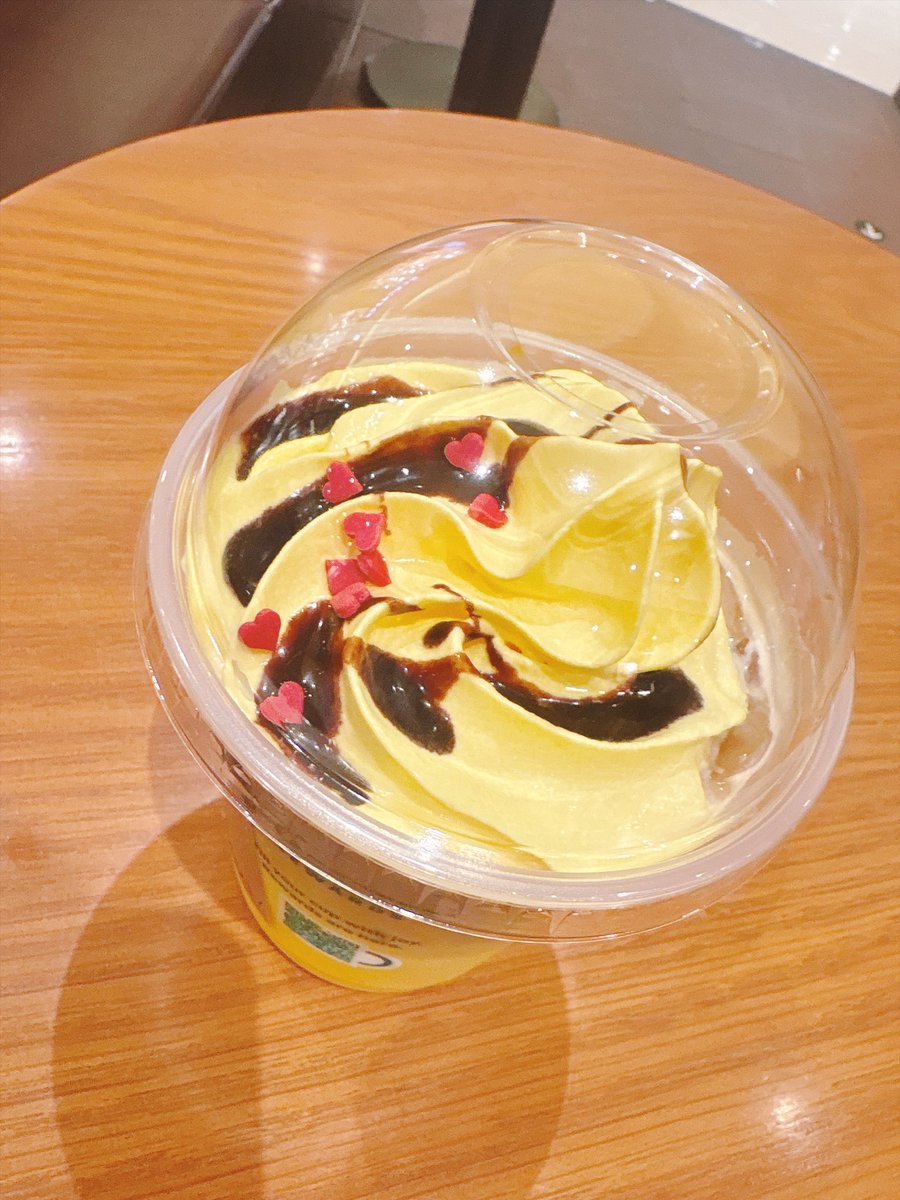 reiya_RM's tweet photo. せっかく来たから映画のかわりにマックの月見バーガー食べてサーティワンのハロウィンアイス食べてスタバのピカチュウラテ飲んできた！
気付いたらプチフードファイトみたいなことしてる…🍔🍨☕️ https://t.co/oLHv7UkJME