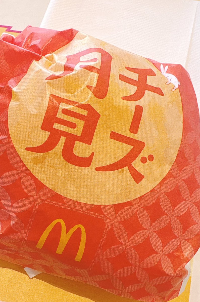 reiya_RM's tweet photo. せっかく来たから映画のかわりにマックの月見バーガー食べてサーティワンのハロウィンアイス食べてスタバのピカチュウラテ飲んできた！
気付いたらプチフードファイトみたいなことしてる…🍔🍨☕️ https://t.co/oLHv7UkJME