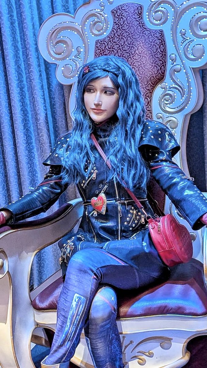 CURE__87's tweet photo. ⚠︎︎ディセンダント Descendants イヴィ

いつか私も憧れのお城を🏰💙

#Dハロ仮装2026
#Dハロ仮装 https://t.co/epdEjdnBre