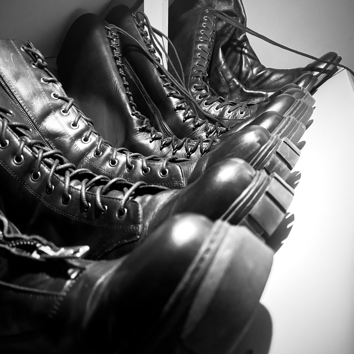In2BootsNRubber's tweet photo. Boot room vibes 

#bootfetish #gayboots #bootworship #fetish #leather #boots #combatboots #gayrubber #fetish https://t.co/mJpomFKEU5