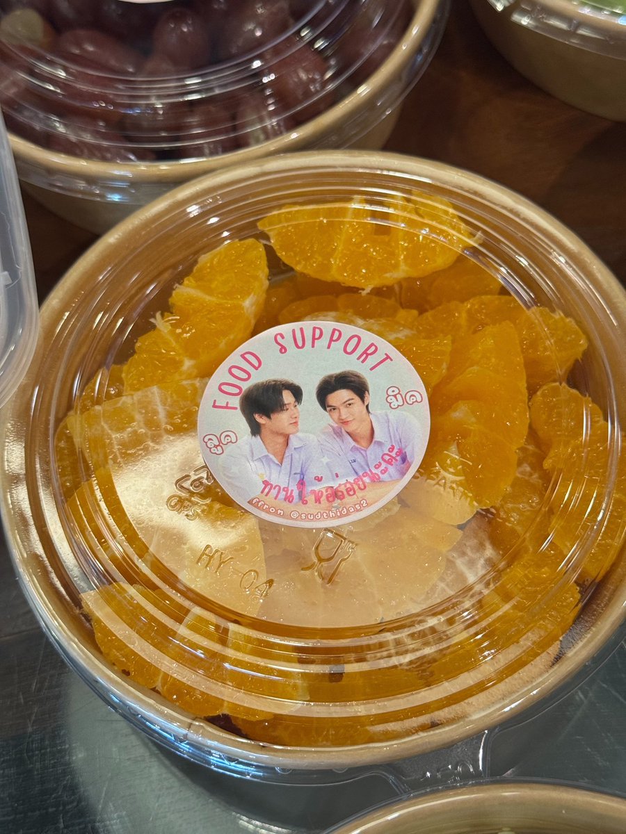 Lukeso_Official's tweet photo. #GoodBoySeries 
#กระปุกข้าวของต้าวมิค 🥭🍊🍇 เมนูนี้ มาเติมความสดชื่นระหว่างวันด้วยผลไม้สด ๆ หลากหลายชนิด ทั้งองุ่นแดง ฝรั่ง ส้มสายพันธุ์น้ำผึ้ง และมะม่วงมัน 🍃✨ หวานฉ่ำ กรอบสดชื่น ทานง่าย เติมพลังให้เต็มที่ระหว่างถ่ายทำให้กับลูค-มิค ค้าบบบ

Thank you for the food support
From @sudthidas2

GOOD BOY SERIES Q18

#HappyLukeMeal  
@lukepeemsan  #lukeso_  
@mickmetas  #mickmetas 
 #LukeMick