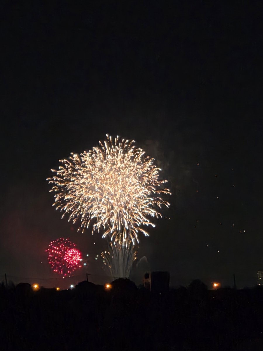 shirocking's tweet photo. 今年も多摩川の花火。今年はかなり離れた場所に座ってて小さめだけど。夏が終わるねー。 https://t.co/5zb2ogJjYL