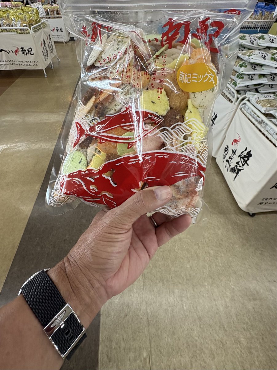 WindRideryfx's tweet photo. 海鮮せんべい南紀。
試食でどのせんべい🍘も美味しかったのでどれか選べずMIXに。

key terraceのパン🍞がめっちゃ美味しいので買いに行ったらほとんどなかった。
せめて足湯♨️だけでも。

帰りはくら寿司🍣。
お店限定、キャンペーン品には手🖐️が伸びてしまいます。 https://t.co/KpNj21aZ3l