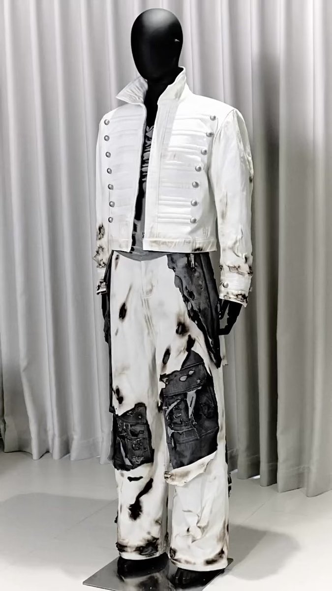 dreamjeons's tweet photo. jungkook wore a special custom LJIN look for the concert in bogotá ! it’s so gorgeous ♥︎ https://t.co/k2xtNYEntY