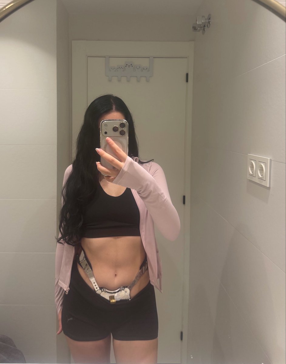 wet_nesday's tweet photo. 21h locked with one cleaning break🎀 https://t.co/YCZwwcbIrq