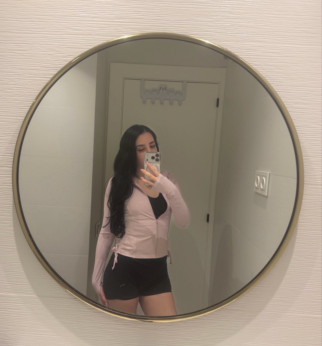 wet_nesday's tweet photo. 21h locked with one cleaning break🎀 https://t.co/YCZwwcbIrq
