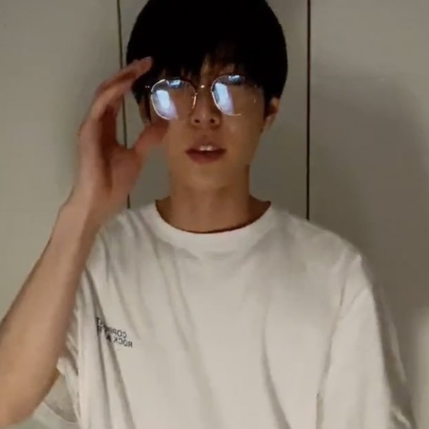 _77x26's tweet photo. 갑자기 생각 난 재도

🍑 형은 내가 왜 좋아?
🐰 음...
🍑 ....(이게뭐라고긴장이되지)
🐰 예뻐서.
🍑 ...어..?
🐰 예뻐서 좋아. https://t.co/QwMqPRns6o