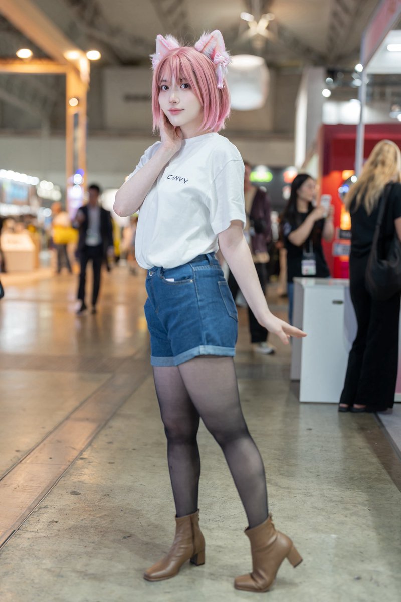 guri_cos_8888's tweet photo. 165cm 58kg 女性（猫耳付き）の全身参考お写真💁 https://t.co/EefFHTKAL2