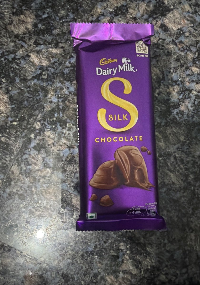 hsvijaykumar08's tweet photo. In @instamart_it I ordered  Cadbury Dairy Milk Silk Chocolate Bar Valentine's Gift Pack (144g) but i GOT 
normal silk chocolate
#swaggi  
Please refund the amount https://t.co/Zv1CtXo4j7