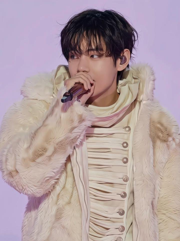 BTS___KTHV_95's tweet photo. He looks so good in this outfit https://t.co/7qcLd6DLNE