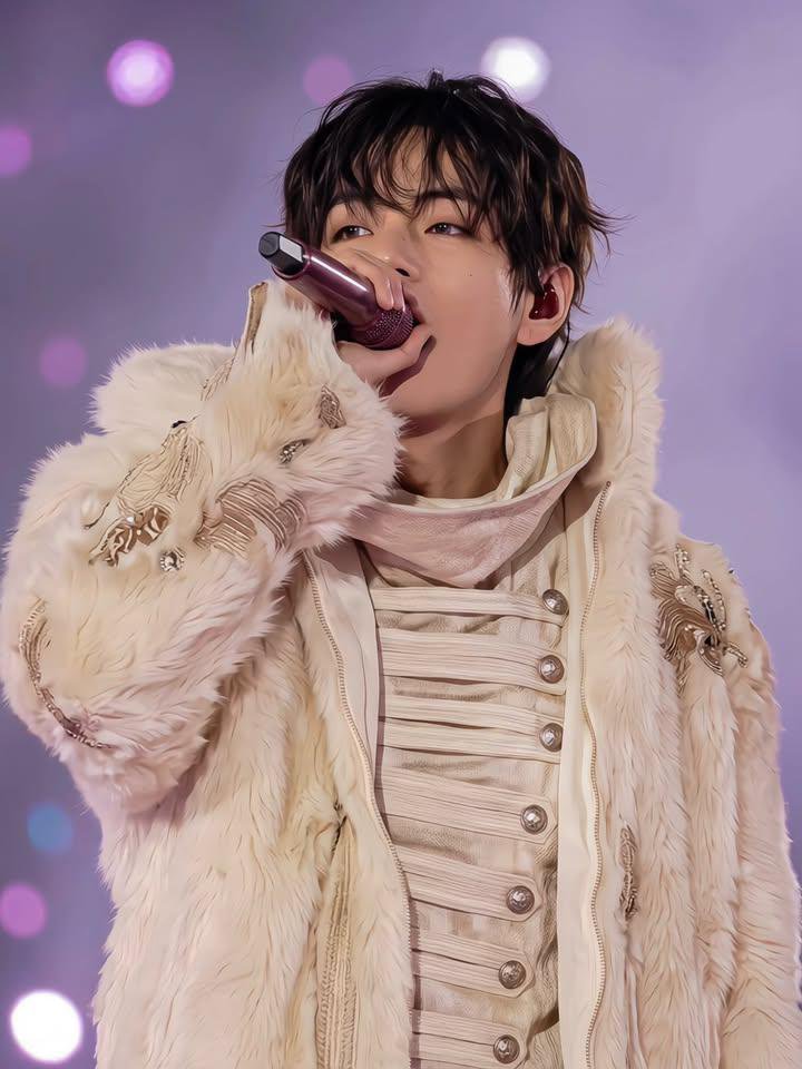 BTS___KTHV_95's tweet photo. He looks so good in this outfit https://t.co/7qcLd6DLNE