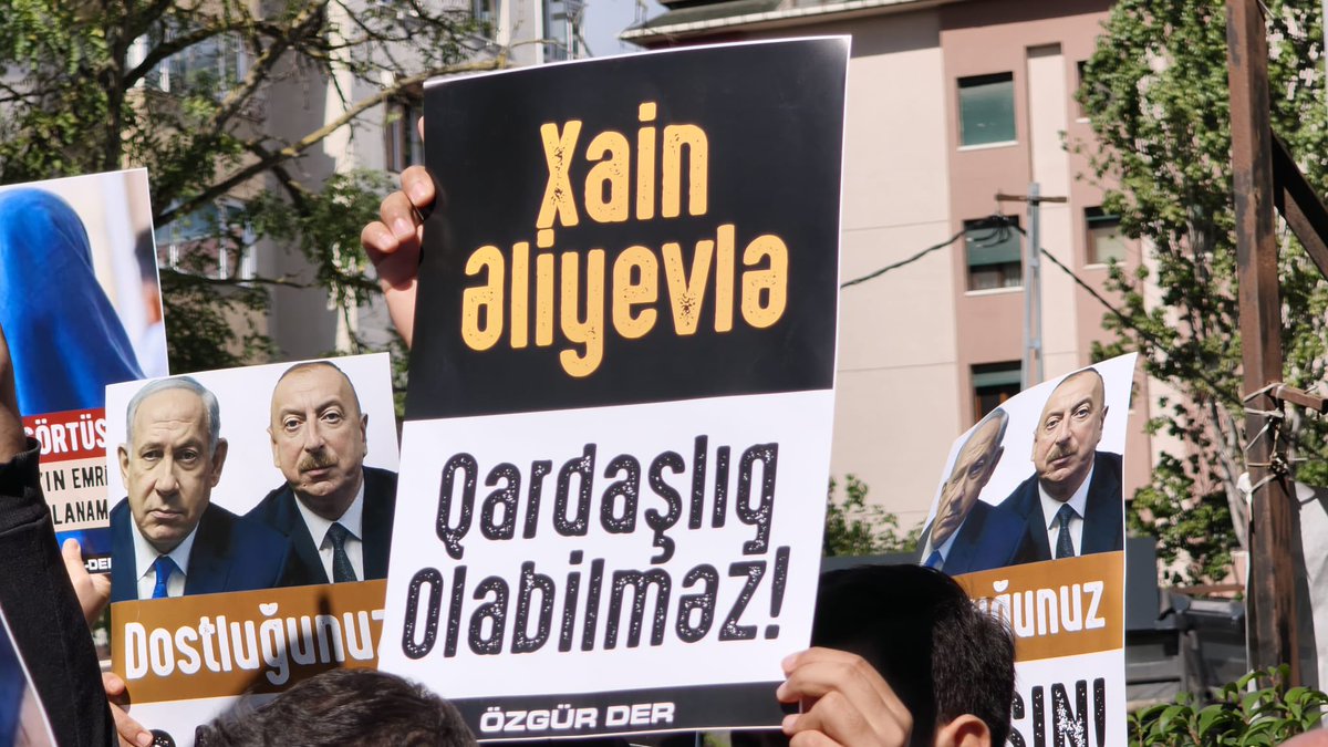 ozgurder's tweet photo. Azerbaycan’a 28 Şubat gelmesin!

Azerbaycan Konsolosluğu önünde öğrencilere dayatılan başörtüsü yasağına karşı sesizimizi yükseltiyoruz. https://t.co/9ONVScMFOe