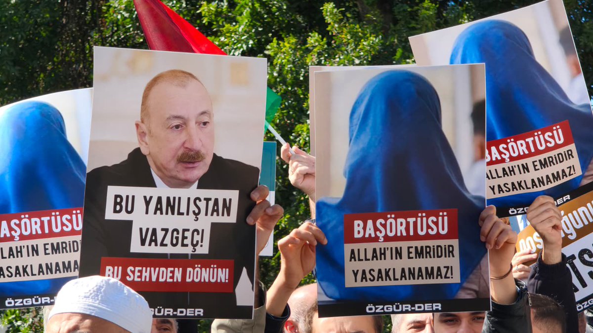 ozgurder's tweet photo. Azerbaycan’a 28 Şubat gelmesin!

Azerbaycan Konsolosluğu önünde öğrencilere dayatılan başörtüsü yasağına karşı sesizimizi yükseltiyoruz. https://t.co/9ONVScMFOe