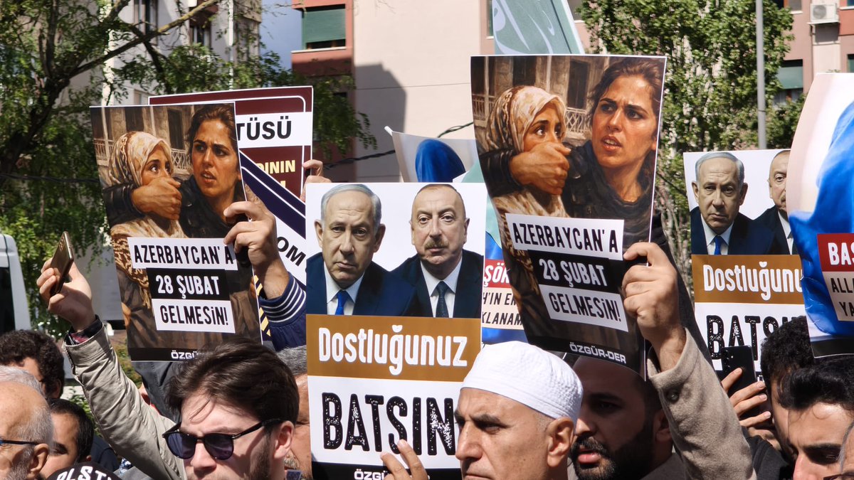 ozgurder's tweet photo. Azerbaycan’a 28 Şubat gelmesin!

Azerbaycan Konsolosluğu önünde öğrencilere dayatılan başörtüsü yasağına karşı sesizimizi yükseltiyoruz. https://t.co/9ONVScMFOe
