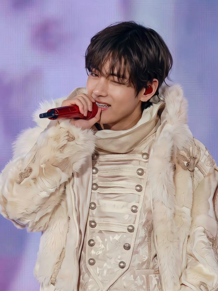 BTS___KTHV_95's tweet photo. He looks so good in this outfit https://t.co/7qcLd6DLNE