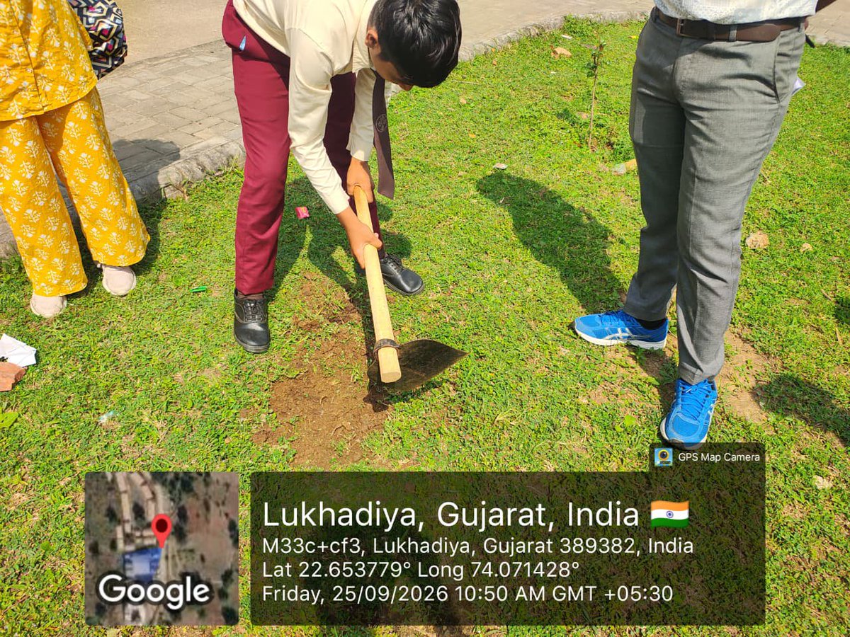 EMRSLUKHADIYA's tweet photo. हमारे विद्यालय में 2 अक्टूबर को महात्मा गांधी जयंती बड़े उत्साह के साथ मनाई गई। इस अवसर पर विद्यालय में प्रार्थना सभा आयोजित की गई। #nests#swachhata hi seva#PA_TASP_dahod https://t.co/ITVOfIl5Ja