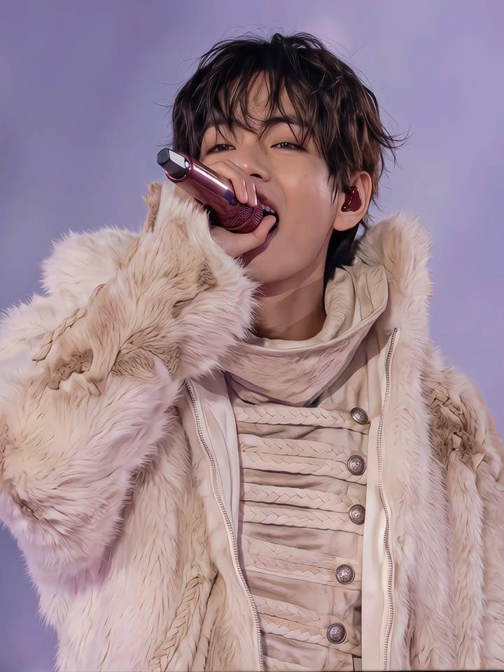 BTS___KTHV_95's tweet photo. He looks so good in this outfit https://t.co/7qcLd6DLNE