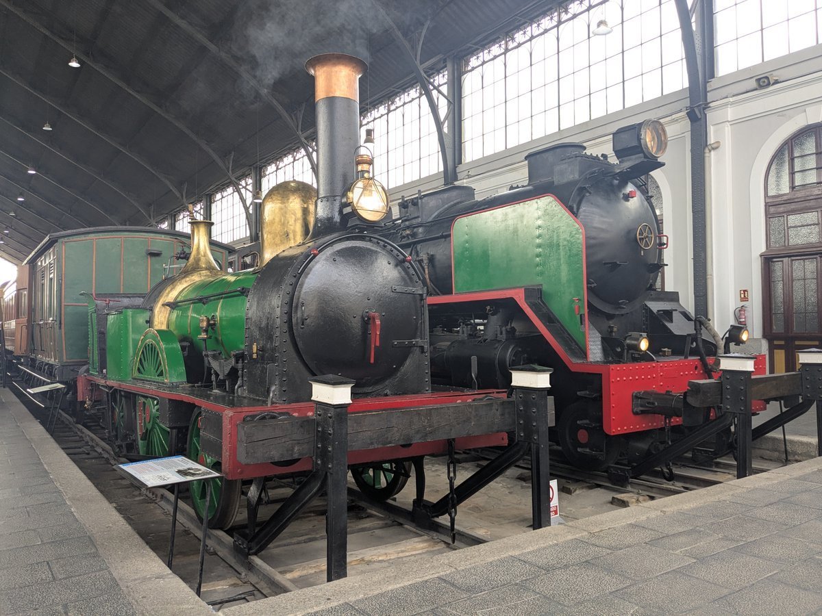 Unoscuantostre1's tweet photo. Locomotoras de vapor "Tardienta" y 141F-2416 del @M_Ferrocarril. @ffe_es @Renfe #museo #ferrocarril #FFE #Renfe #Madrid https://t.co/Rs5Zu5DvDI